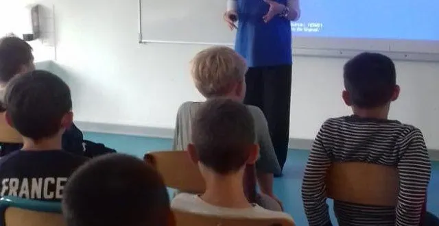 photo  yasmine hamoum, de l’association e-enfance, a su capter l’attention de son jeune auditoire.  &copy;  ouest-france 