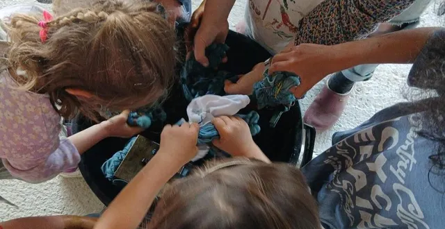 photo  des élèves ont découvert la technique de la teinte de tissus.  &copy;  école sacré-cœur 