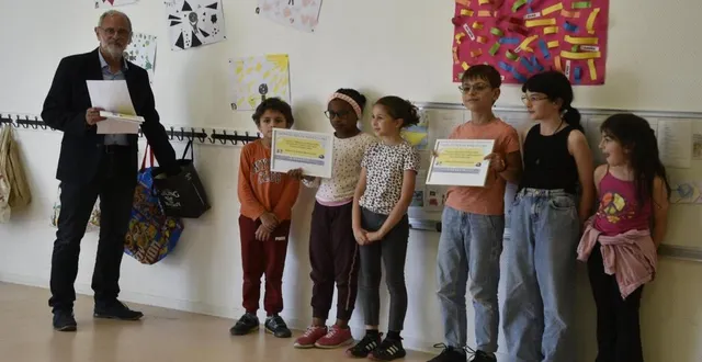 photo  luc doussin a remis un diplôme aux six élèves lauréats de l’école publique jean-de-la-fontaine, à jallais.  &copy;  ouest-france 