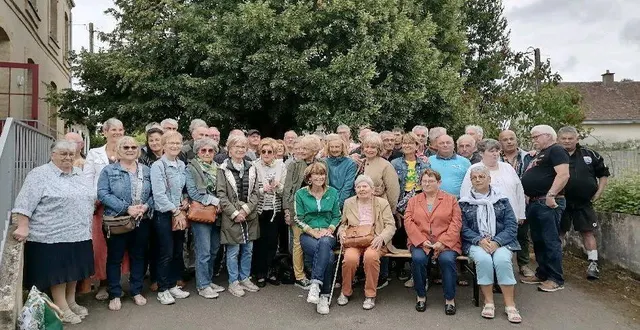 photo  une quarantaine d’anciens élèves de l’école primaire se sont retrouvé dans le village, samedi.  &copy;  ouest-france 