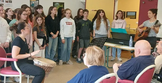 photo  les résidentes et résidents ont participé aux chants de la chorale du collège des fontaines.  &copy;  co 