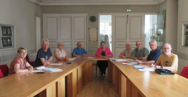 photo  les membres du groupe pour le transport solidaire se réunissent une fois par trimestre, à la mairie de bécon-les-granits.  &copy;  co 