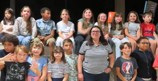 photo  à la fin de la projection, les élèves se sont réunis autour d’anne-lise livet.  &copy;  le maine libre 