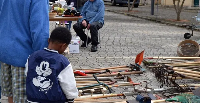 photo  les outils anciens ont intrigué les visiteurs.  &copy;  le maine libre 