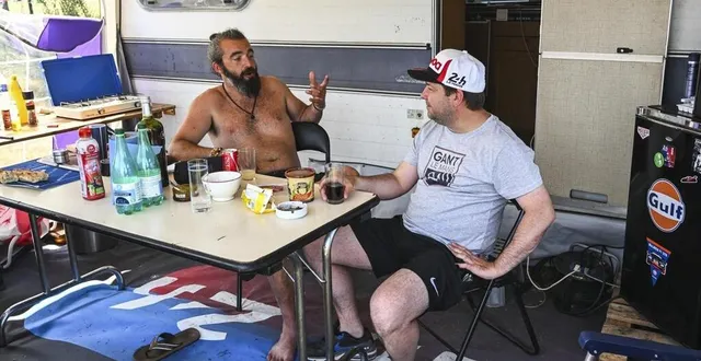 photo  dès le mardi, aurélien et jordan étaient sur place pour tout installer avant le véritable début des festivités.  &copy;  le maine libre – denis lambert 