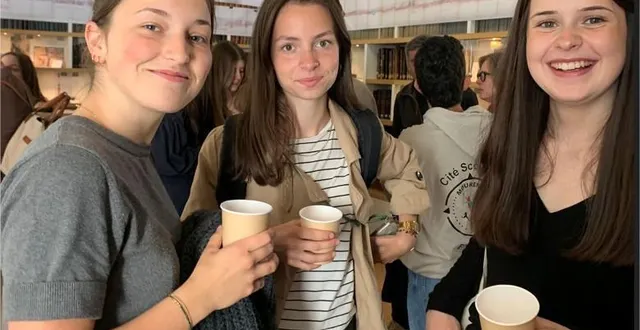photo  andréa degand, pauline morazé et roxane mailliart dans la bibliothèque de la société géologique de france.  &copy;  lycée perseigne 