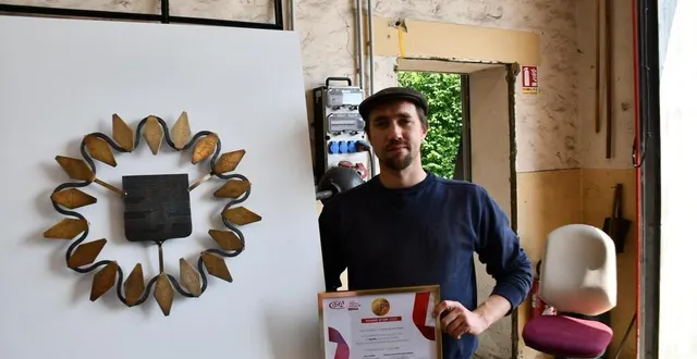 photo  leo coutant, présentant le blason qu’il a créé.  &copy;  le maine libre 