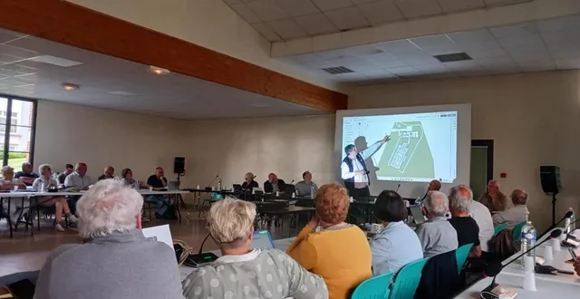photo  sébastien gourdel présente aux délégués communautaires le projet de réhabilitation de la piscine intercommunale à gacé.  &copy;  ouest-france 