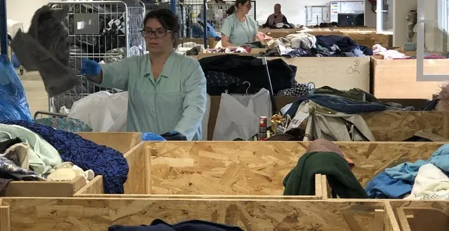 photo  verrières-en-anjou, jeudi 12 juin 2025. les salariés d’apivet assurent le tri des vêtements déposés dans les 198 conteneurs de l’agglomération angevine. seulement 4 % des vêtements donnés sont en assez bon état pour être revendus en boutique, sans transformation.  &copy;  co 