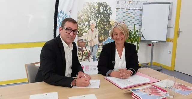 photo  la signature de la convention de partenariat par gregory forst, responsable du secteur sud-ouest de la mutuelle just, et isabelle raimbault, adjointe aux solidarités et à l’action sociale à saint-barthélemy-d’anjou, près d’angers (maine-et-loire).  &copy;  ouest-france 