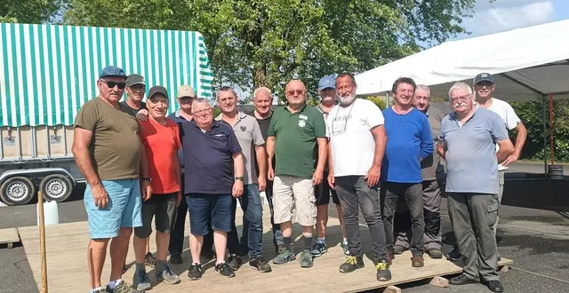 photo  les bénévoles de l’envol louésien installent un plancher vieux de plus de 50 ans pour la fête du poulet.  &copy;  ouest-france 