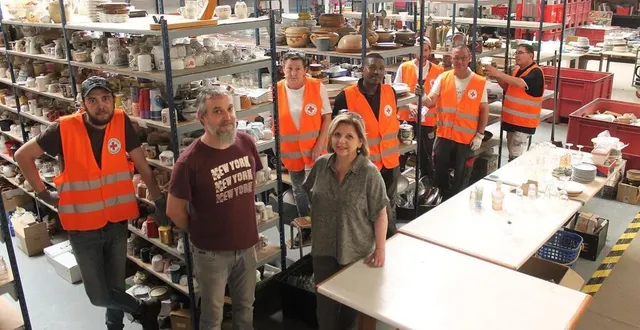 photo  stéphane delbos, encadrant technique, et catherine blin, coordinatrice des activités d’insertion, au milieu de plusieurs salariés de l’atelier recyclerie de la croix-rouge, rue saint-nicolas, à sablé-sur-sarthe.  &copy;  ouest-france 