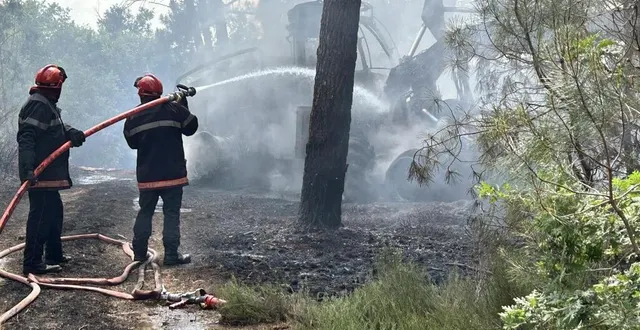 photo  l’engin, une abatteuse, a été entièrement détruit. le feu s’est propagé à près de 3 000 m2 de sous-bois et à quelques arbres.  &copy;  le maine libre 