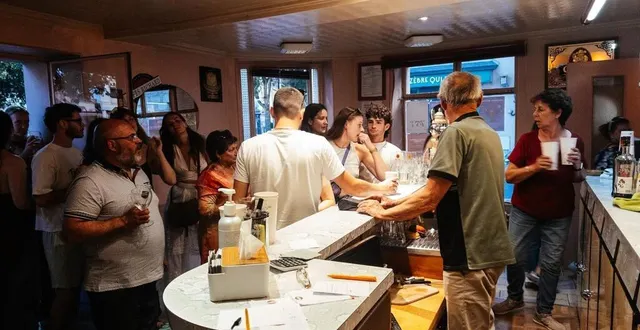 photo  il y avait foule au comptoir de la cave pour sa dernière soirée ce jeudi 12 juin 2025 à alençon (orne).  &copy;  ouest-france 