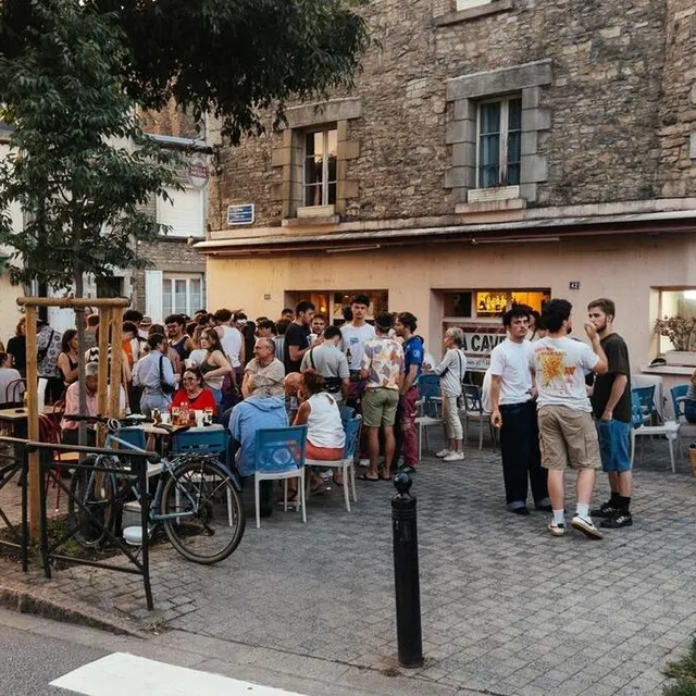 photo la terrasse de l’établissement était bondée de monde pour la dernière soirée.  ©  ouest-france