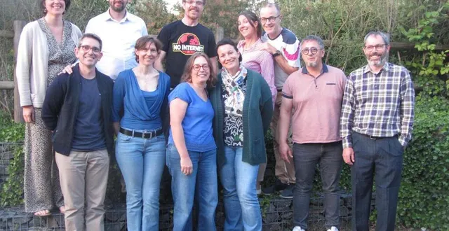 photo  la troupe la poudre aux yeux est heureuse de jouer dans la belle salle de l’espace galilée, à saint-jean-de-linières. tout à gauche, la metteuse en scène charlotte bessard ; au centre, sandra piou, porte-parole de la troupe.  &copy;  ouest-france 