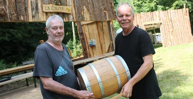 photo  pascal boucontet et christophe touchet, deux des chevilles ouvrières de la préparation du village gaulois à juigné-sur-sarthe.  &copy;  ouest-france 
