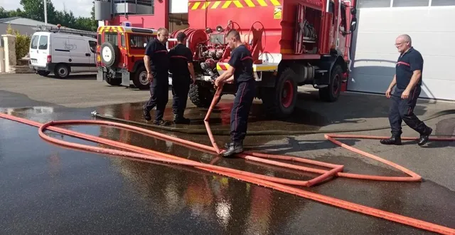 photo  en raison des risques sur le territoire, les engins de secours ont été progressivement désengagés avec une remise en état au plus rapide. ici le véhicule du centre de secours de parcé-sur-sarthe, a pu utiliser les installations du centre de secours de bazouges pour remettre son véhicule en disponibilité opérationnelle.  &copy;  ouest-france 