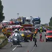 photo une centaine de pompiers se sont déplacés sur l’accident mortel de car près de degré.