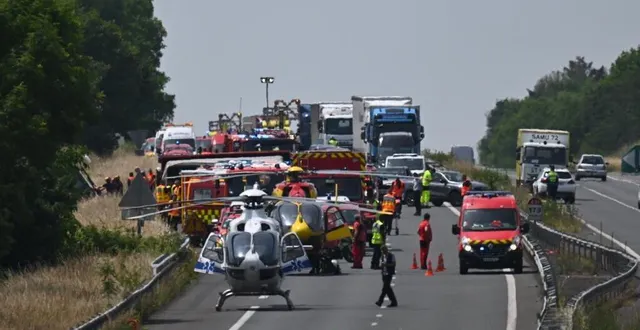 photo  une centaine de pompiers se sont déplacés sur l’accident mortel de car près de degré.  &copy;  le maine libre - denis lambert 