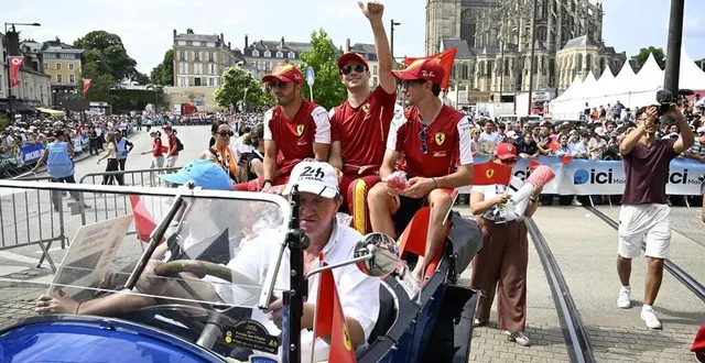 photo  ce vendredi 13 juin 2025, la parade des pilotes des 24 heures du mans, qui souffle ses trente bougies, a une nouvelle fois attiré la foule dans les rues du centre-ville. ici, place des jacobins, les pilotes de la voiture 50 ferrari : antonio fuoco, nickolas nielsen et miguel molina.  &copy;  marc ollivier/ouest-france 