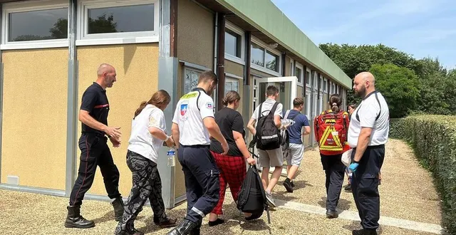 photo  une trentaine de blessés légers ont été accueillis en urgence dans la salle polyvalente de degré, dans la sarthe. elles sont toutes victimes de l’accident de car qui s’est produit, ce vendredi 13 juin 2025, sur l’autoroute a81, près du mans.  &copy;  ouest-france 