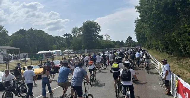 photo  des milliers de visiteurs ont défilé toute l’après-midi au virage de mulsanne, sous un soleil estival, pour admirer les modèles de prestige exposés avant le départ des 24 heures du mans.  &copy;  ouest-france 
