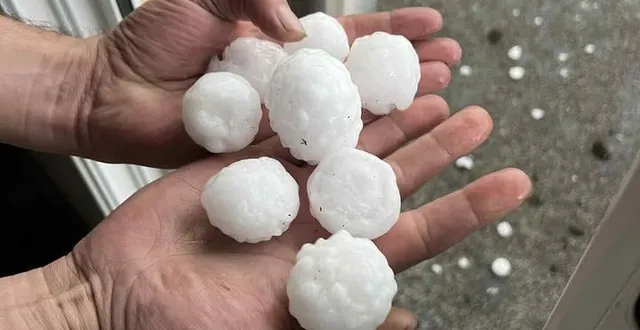 photo  des habitants de condé-sur-sarthe tiennent dans leurs mains des grêlons tombés ce vendredi 13 juin 2025.  &copy;  ludovic rigal 