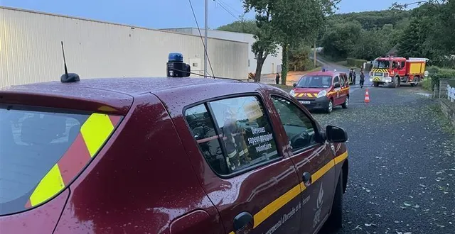 photo  une vingtaine de sapeurs-pompiers est mobilisée à lonlay-l’abbaye pour l’inondation de la biscuiterie après les violents orages de ce vendredi 13 juin 2025.  &copy;  ouest-france 