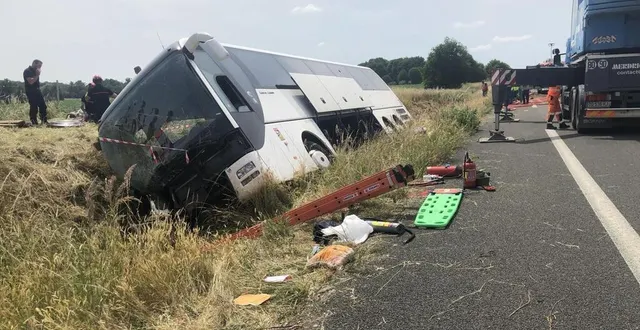 photo  les deux conducteurs du car ukrainien qui s’est retourné vendredi sur l’a81 à proximité du mans et tuant quatre personnes, ont été placés en garde à vue pour « homicides et blessures involontaires ».  &copy;  marc ollivier / ouest-france 
