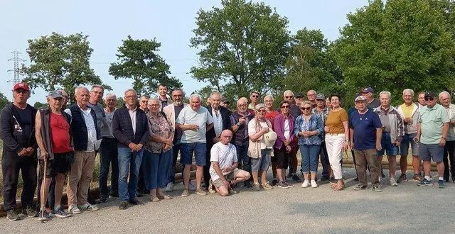photo  les joueurs de pétanque de loisirs et créations, avec les élus et le conseil d’administration de l’association  &copy;  ouest-france 