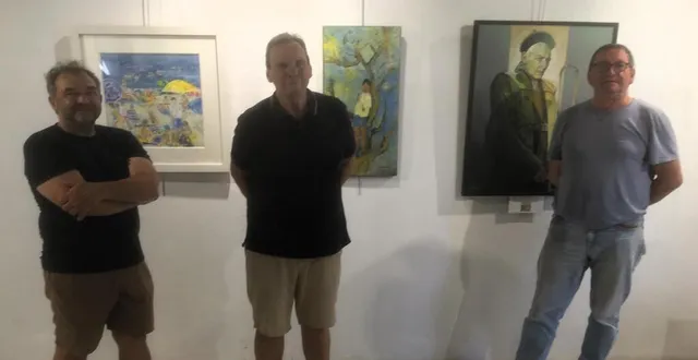 photo  alex leroux, jean claude jehannet et philippe chauveau devant leurs toiles exposées actuellement à l’espace artistique de l’anjou à pignerolles.  &copy;  co. 