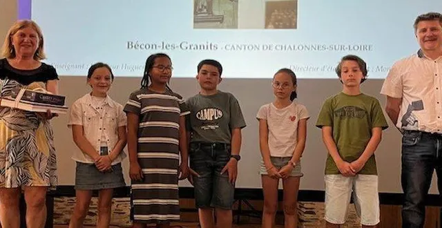 photo  régine brichet, conseillère départementale du canton de tiercé, léonie, fatimata, léandre, enéa, achille, qui représentaient la classe de cm2, et hugues boivin, directeur de l’école saint-louis.  &copy;  dr 