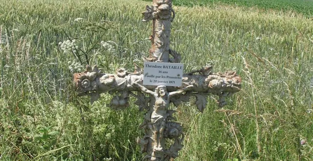 photo  la croix marquant l’endroit ou a été retrouvé ce jeune fusillé de 16 ans.  &copy;  le maine libre 