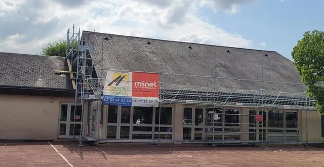 photo  des échafaudages ont été installés pour les travaux de toiture  &copy;  ml 