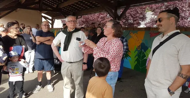 photo  l’artiste plasticien rémi bertrand (à droite) est venu parler de son travail avec les enfants.  &copy;  le maine libre 