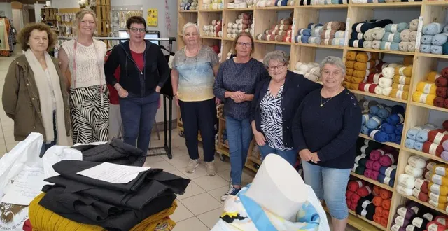 photo  aurore verscheure, la gérante (2e en partant de la gauche), isabelle, monique, odile, andrée, betty et chantale participent à un atelier.  &copy;  co 