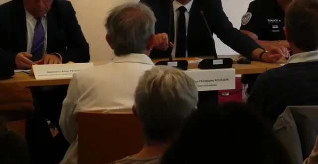 photo  alain pecatte (à gauche), christophe rouillon, le maire, karine jacolot, michel esnault, christian redregoo ont animé la réunion tranquillité vacances.  &copy;  ouest-france 