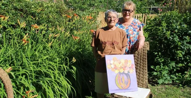 photo  nicole gervais, artiste peintre, avec une de ses œuvres en mains, accompagnée de marie-noëlle leroi.  &copy;  ouest-france 