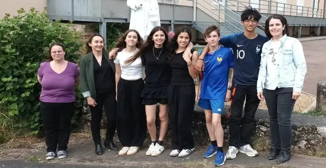 photo  professeurs et collégiens, avec de gauche à droite : ronsse damaris, stéphanie taranne, lisa (f), isabel (p), gabrielle (f), léna (f), eduardo (p) et fontan maquiera.  &copy;  ouest-france 