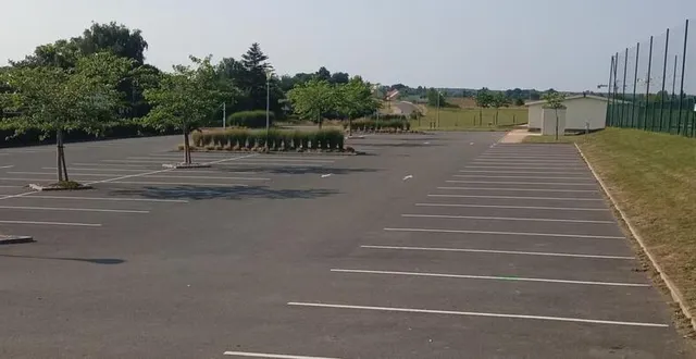 photo  la municipalité invite la population à une réunion publique lundi, à 18 h 30, à la mairie, pour présenter le projet d’ombrières photovoltaïques qui seront implantées sur le parking du stade et sur un des terrains du boulodrome. « nous tenons à ce que les habitants prennent connaissance des détails en amont de ce projet », indiquent karine mullet et stéphane champion, en charge du projet.  &copy;  ouest-france 