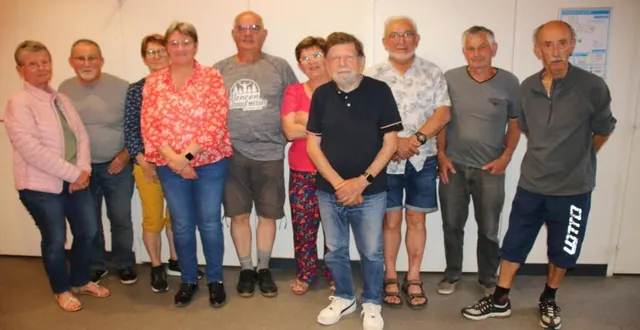 photo  isabelle renée (4e à gauche), la présidente du comité de téléthon massif de perseigne, accompagnée des membres du comité.  &copy;  ouest-france 