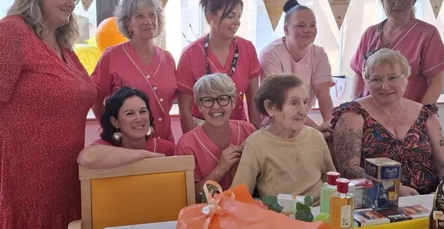 photo  léone lachambre a soufflé ses bougies entourée du personnel de l’ehpad et de ses nièces.  &copy;  le maine libre 
