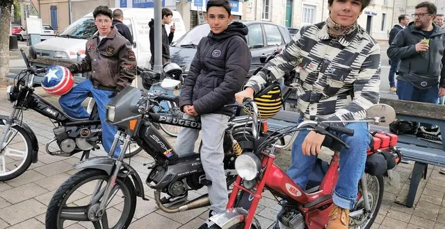 photo  de gauche à droite : baptiste, 17 ans, clément, 15 ans et valentin, 28 ans, font partie de cette jeune génération qui se passionne pour la mobylette.  &copy;  le maine libre 