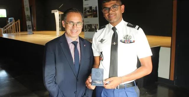 photo  nicolas leudière, le maire de sablé-sur-sarthe, a remis la médaille de la ville au lieutenant steven kichenama, lors de sa cérémonie de départ, vendredi 6 juin 2025, dans la salle madeleine-marie.  &copy;  ouest-france 