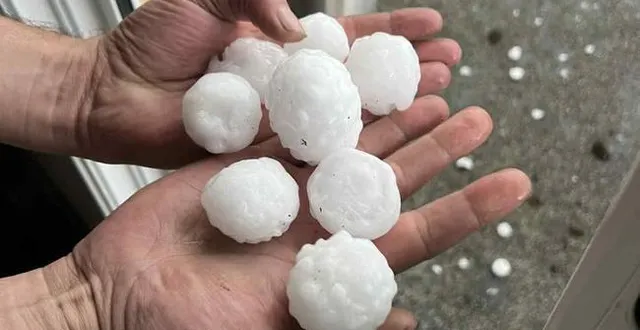 photo  les orages ont balayé la normandie depuis la fin d’après-midi de vendredi 13 juin 2025. des grêlons de 5 à 6 cm de diamètre sont tombés après 18 h dans le département de l’orne, dans les secteurs d’argentan et d’alençon. ici, un habitant de condé-sur-sarthe tenant dans ses mains des grêlons.  &copy;  ludovic rigal 
