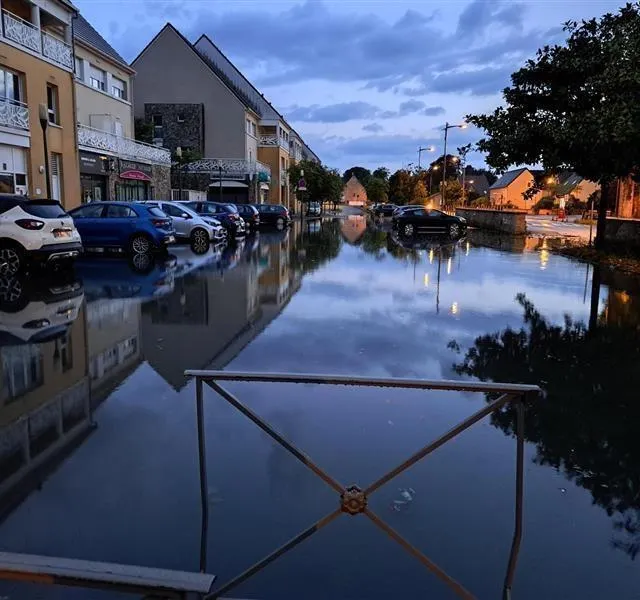photo à 22 h 30, un parking inondé à douvres-la-délivrande, dans le calvados.  ©  ouest-france