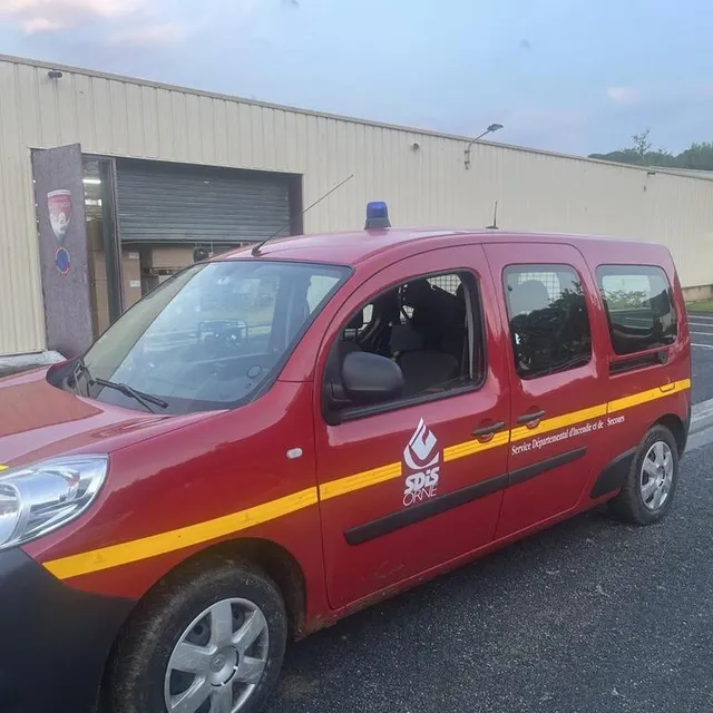 photo à 22 h, les pompiers étaient en cours d’intervention à la biscuiterie de lonlay-l’abbaye (orne).  ©  ouest-france