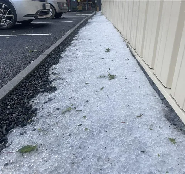 photo des averses de grêlons sont tombées dans la soirée sur la biscuiterie de lonlay-l’abbaye (orne). les faux plafonds de l’entreprise n’ont pas supporté le poids de la glace et se sont effondrés. l’unité de production a été noyée sous des masses d’eau.  ©  ouest-france