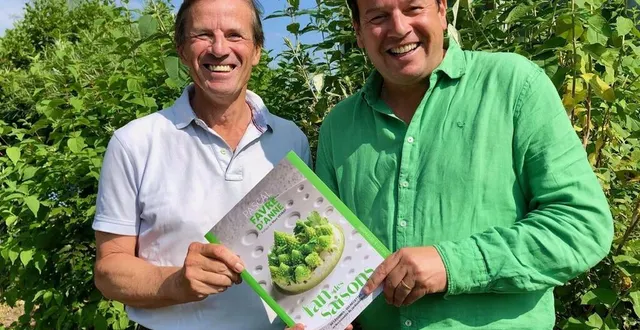 photo  angers, le 13 juin 2025. le jardinier marc butruille (à gauche) et le chef pascal favre d’anne sortent un livre de recettes et de jardinage autour des légumes.  &copy;  co 